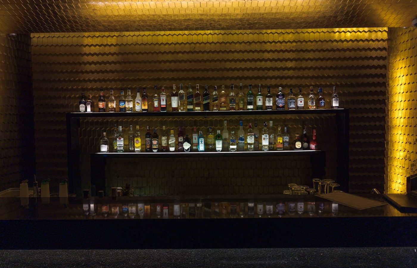 Półka barowa z butelkami w Bar Amaro