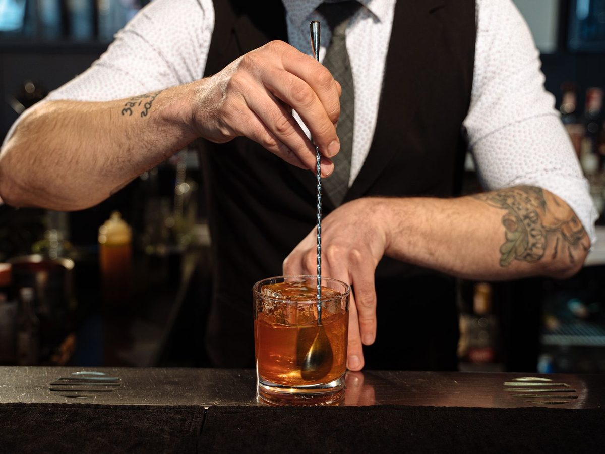 Barman miesza koktajl za barem
