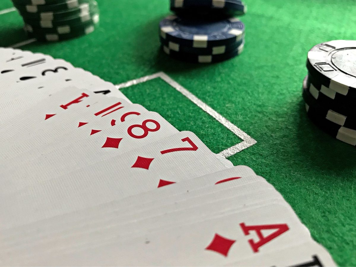 Karty na stole do blackjacka