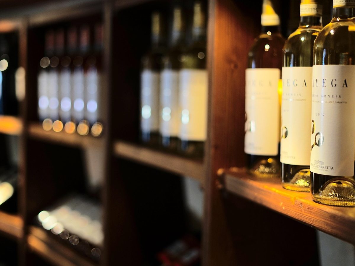 Regał z butelkami wina w restauracji Briloxeta